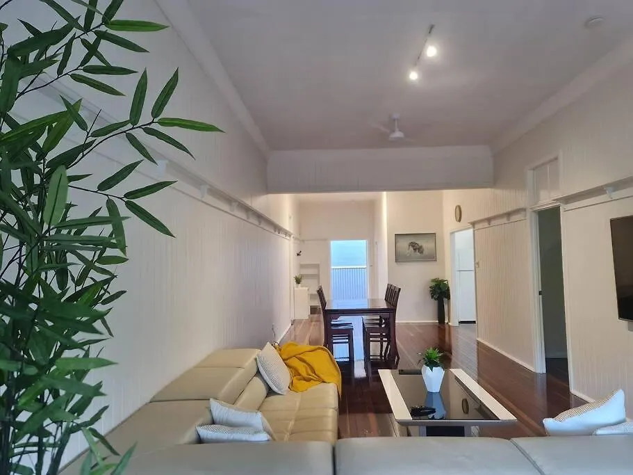 Exclusive Location - Entire 3-Bedroom Unit In Maryborough Cbd, 10Ppl